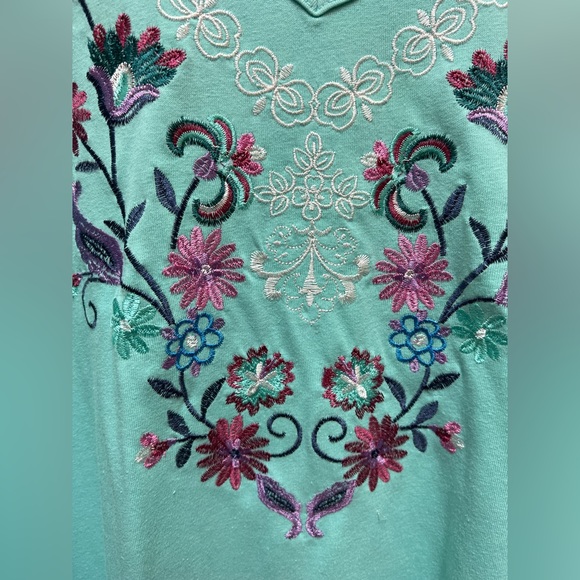 💐 NWOT! Embroidered Floral Turquoise Top - Picture 2 of 5